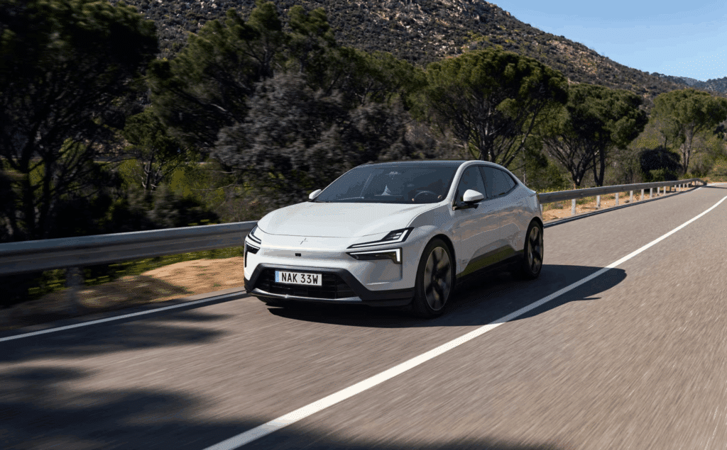 2025 폴스타 4 AI 차선 안내 기능 탑재