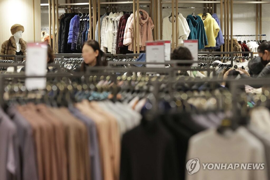 한국에 몰려오더니 '싹쓸이'...외국인 관광객에 '웃음꽃' 핀 이 업계 5 백화점