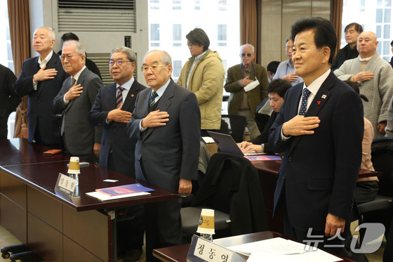 Unification Minister Chung Dong-young performs the national anthem with participants at a special roundtable discussion on inter-Korean relations titled, The Lee Jae Myung Administration\'s Unification, Foreign Affairs, and Security Policy: Evaluation and Outlook, held at the Korea Press Center in Jung-gu, Seoul, on Wednesday morning. From the front row, right to left: Minister Chung, Lim Dong-won, Honorary Chairman of the Korean Peninsula Peace Forum, former Unification Minister Lee Jae-jeong, former Unification Minister Jeong Se-hyun, and Moon Chung-in, Professor Emeritus at Yonsei University. 2025.12.3 / News1