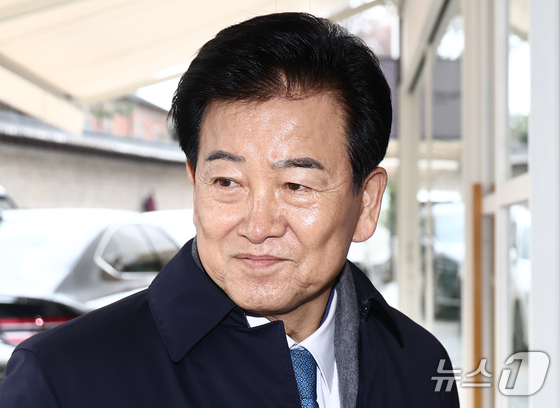 Unification Minister Chung Dong-young attends a meeting with civilian members of the Committee for the Development of Inter-Korean Relations held at Dalgaebi in Jung-gu, Seoul, on Monday morning. 2025.12.15 / News1