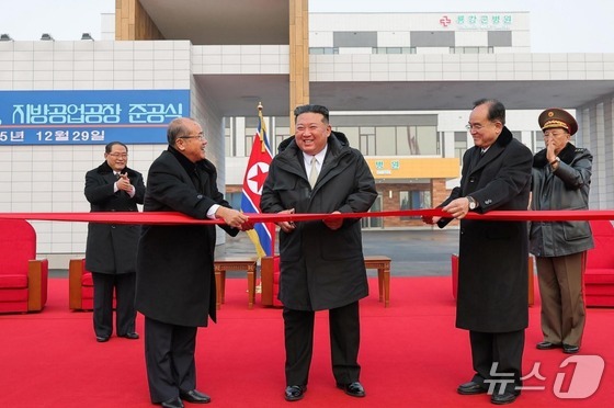 The Rodong Sinmun, the official newspaper of North Korea\'s Workers\' Party, reported on Tuesday that Kim Jong Un, General Secretary of the Workers\' Party of Korea, attended the completion ceremony for a hospital in Yonggang County, Nampo City, and a local industrial factory on the previous day / Rodong Sinmun