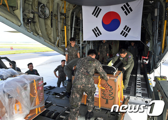 Air Force operational personnel who participated in the 2022 Christmas airlift operation are loading cargo containing daily necessities onto a C-30 transport aircraft (Provided by the Air Force) 2022.12.5 / News1