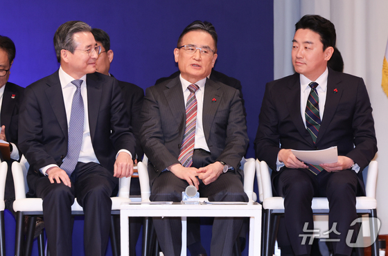 Kim Yong-beom, Chief of Staff for Policy (from left), National Security Advisor Wi Sung-lac, and Presidential Chief of Staff Kang Hoon-sik are conversing at the Reporting the Achievements of the First Six Months of the Lee Jae Myung Administration held at the Presidential Office in Yongsan, Seoul, on December 7. 2025.12.7 / News1