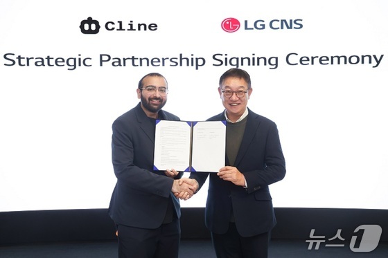  Hyun Shin-kyun, President and CEO of LG CNS (right), and Saoud Rizwan, CEO of Cline, pose for a commemorative photo at the signing ceremony held at the LG Science Park headquarters in Magok, Seoul / Provided by LG CNS