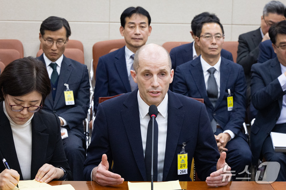 Harold Rogers, Coupang\'s interim CEO, answers lawmakers\' questions during a hearing on the Coupang personal information leak incident held at the National Assembly\'s Science, Information and Communications Technology (ICT), Broadcasting, and Communications Committee in Yeouido, Seoul, on Wednesday. Back row, from left: Cho Yong-woo, Coupang\'s Vice President for National Assembly and Government Affairs; Min Byung-ki, Coupang\'s Vice President for External Cooperation; Kim Myung-kyu, CEO of Coupang Eats Service. 2025.12.17 / News1