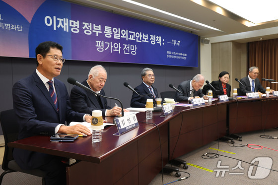  A special roundtable discussion on inter-Korean relations, titled, The Lee Jae-myung Administration\'s Unification, Foreign Affairs, and Security Policy: Evaluation and Outlook, is being held on Wednesday morning at the Korea Press Center in Jung-gu, Seoul. From left: Kim Yeon-chul, Chairman of the Korea Peace Forum; Moon Chung-in, Professor Emeritus at Yonsei University; Lee Jae-jung, former Minister of Unification; Jeong Se-hyun, former Minister of Unification; Chung Hyun-baek, former Minister of Gender Equality and Family; Yang Moo-jin, Chair Professor at the University of North Korean Studies. 2025.12.3 / News1