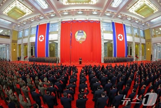  The Rodong Sinmun, the official newspaper of North Korea\'s Workers\' Party, reported on December 28 that a flag-raising and oath-taking ceremony commemorating the 53rd anniversary of Constitution Day was held at the Mansudae Assembly Hall on the previous day, with Party General Secretary Kim Jong Un in attendance / Rodong Sinmun
