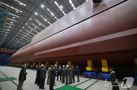 Kim Jong Un, General Secretary of the Workers\' Party of Korea, inspecting North Korea\'s first nuclear-powered submarine, the 8,700-ton nuclear-powered strategic guided missile submarine / Rodong Sinmun