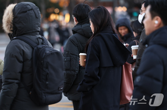 지난 4일 오전 서울 광화문네거리 일대에서 시민들이 추위 속 출근길 발걸음을 옮기고 있다. 2025.12.4/뉴스1 © News1 구윤성 기자