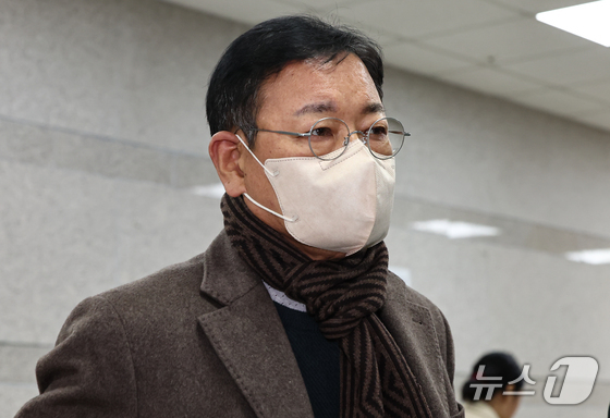 Ahn Bu-soo, chairman of the Asia-Pacific Peace Exchange Association, who is suspected of attempting to influence testimony during the investigation into the Ssangbangwool North Korea fund transfer case, is attending a pre-arrest suspect interrogation (warrant review hearing) at the Seoul Central District Court in Seocho-gu, Seoul, on Wednesday. 2025.12.10 / News1
