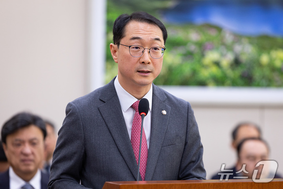  Kim Geon, Chairman of the Subcommittee on Legislation of the National Assembly\'s Foreign Affairs and Unification Committee, delivers a review report at the 7th plenary session of the Foreign Affairs and Unification Committee during the 429th National Assembly (Regular Session) held at the National Assembly in Yeouido, Seoul, on November 28. 2025.11.28 / News1