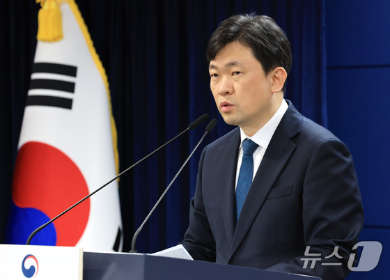 Unification Ministry Spokesperson Yoon Min-ho holds a regular briefing at the Government Complex Seoul briefing room in Jongno-gu, Seoul, on Monday. 2025.12.8 / News1