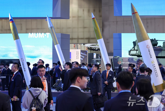Visitors tour the exhibition hall at the Hanwha booth during the Seoul International Aerospace and Defense Exhibition ADEX 2025 held at KINTEX in Goyang, Gyeonggi Province on October 20. 2025.10.20 / News1