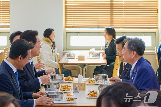  President Lee Jae Myung, having concluded the work reports from the Ministry of Foreign Affairs and the Ministry of Unification, is having lunch with Foreign Minister Cho Hyun and Unification Minister Chung Dong-young at the cafeteria in the annex of the Government Complex Seoul in Jongno-gu, Seoul, on December 19 (Provided by the Presidential Office) 2025.12.19 / News1