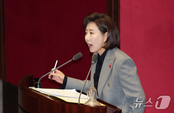  On December 9, at the 16th plenary session of the 429th National Assembly (Regular Session) held at the National Assembly in Yeouido, Seoul, People Power Party lawmaker Na Kyung-won is conducting an unlimited debate (filibuster) on the Franchise Business Act amendment. 2025.12.9 / News1