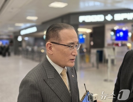 National Security Office Director Wi Sung-lac answers reporters\' questions upon arrival at Dulles International Airport near Washington, D.C., on Tuesday. 2025.12.17 / News1