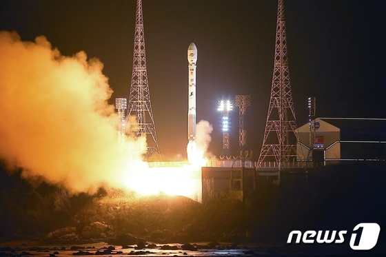  The launch of the Chollima-1 rocket carrying North Korea\'s military reconnaissance satellite Mangyongbong-1 in 2023 / Rodong Sinmun