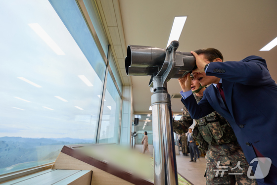  President Lee Jae Myung visited the Chilsung Observation Post of the Army\'s 7th Infantry Division in Hwacheon County, Gangwon Province last September to inspect the readiness posture of the military (Provided by South Korea\'s Presidential Office) 2025.9.12 / News1