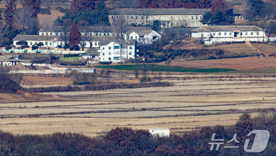  View of a village in Gaepung County, North Hwanghae Province, North Korea, as seen from the Odu Mountain Unification Observatory in Paju City, Gyeonggi Province 2025.11.18 / News1