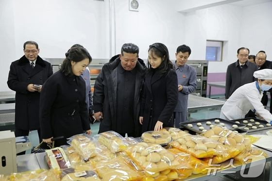  Kim Jong Un, General Secretary of the Workers\' Party of Korea, attended the completion ceremony for the Kangdong County Local Industry Factory and Comprehensive Service Center on December 15 with his wife, Ri Sol-ju, and daughter, Ju-ae / Rodong Sinmun