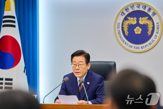  President Lee Jae Myung speaks at a senior aides meeting held at the presidential office in Yongsan, Seoul, on November 27 (Provided by South Korea\'s Presidential Office) 2025.11.27 / News1