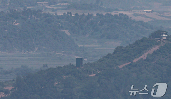  North Korean guard post and loudspeakers aimed at the South, as seen from the border area in Paju, Gyeonggi Province. 2025.6.12 / News1