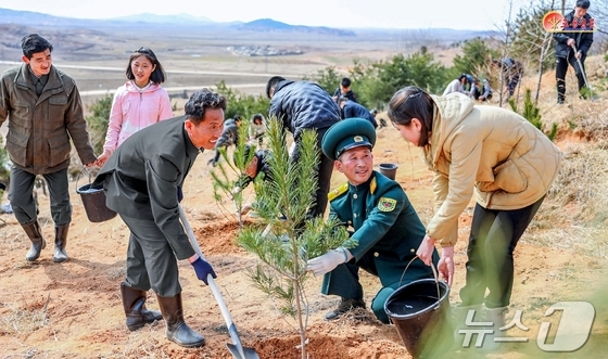  The Rodong Sinmun, the official newspaper of North Korea\'s Workers\' Party, highlighted on April 19 how spring tree planting filled with patriotic spirit was actively underway across the country, featuring residents of Dongnim County planting trees / Rodong Sinmun