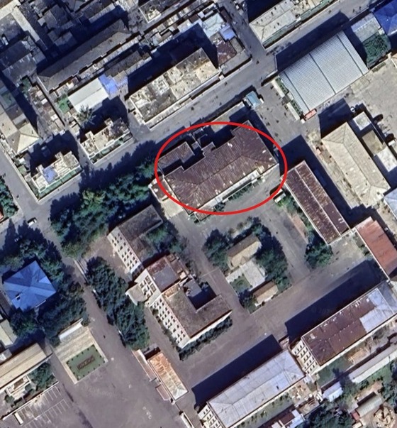The building of the North Pyongan Province Party Committee in North Korea. The building marked with a red circle has been confirmed to have been completely destroyed by fire / Capture from Google Earths