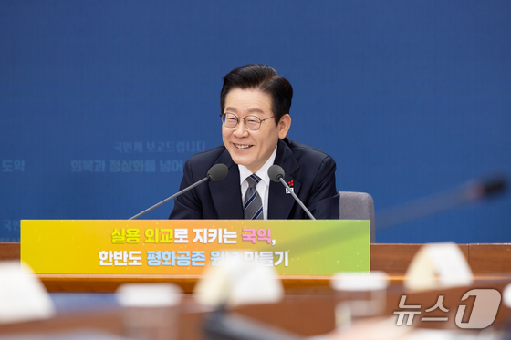  President Lee Jae Myung speaks during a briefing on the work of the Ministry of Foreign Affairs (Overseas Koreans Agency) and the Ministry of Unification held at the annex of the Seoul Government Complex in Jongno-gu, Seoul, on December 19 (Provided by the Presidential Office) 2025.12.19 / News1