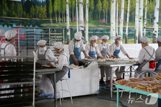 Workers are producing bread at the Pyongyang Foodstuffs Factory visited on May 19, 2008 / Provided by the Author