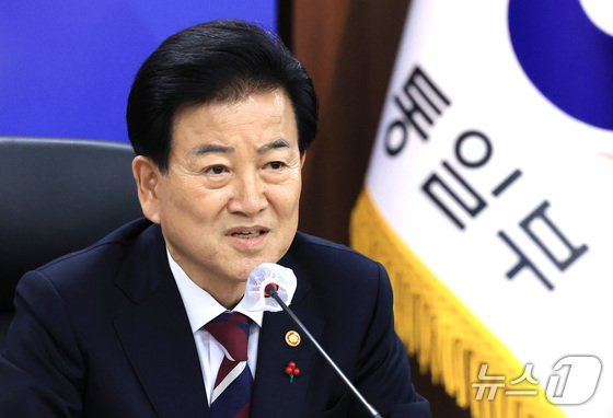 Unification Minister Chung Dong-young is holding a post-briefing session on December 19 at the Government Complex Seoul in Jongno-gu, Seoul. 2025.12.19 / News1