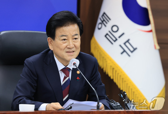  Unification Minister Chung Dong-young is giving a post-briefing on his work report at the Seoul Government Complex in Jongno-gu, Seoul, on December 19. 2025.12.19 / News1