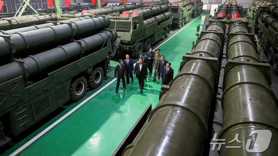  Kim Jong Un, General Secretary of the Workers\' Party of Korea, inspects a key military-industrial enterprise. Super-large multiple rocket launchers are lined up around General Secretary Kim / Rodong Sinmun