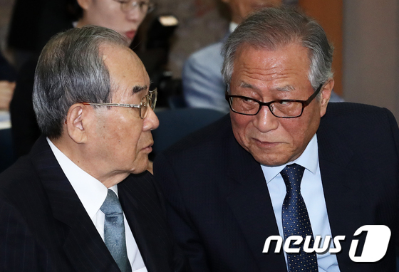 Former Unification Minister Lim Dong-won (left) and former Unification Minister Chung Sye-hyun. 2019.6.13 / News1