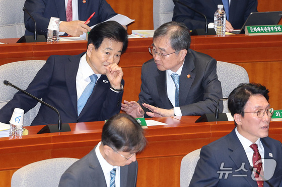 Unification Minister Chung Dong-young and Foreign Minister Cho Hyun 2025.11.7 / News1