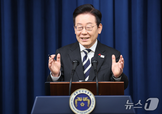  President Lee Jae Myung answers reporters\' questions after delivering his Special Address to the Nation on the First Anniversary of the Revolution of Light at the presidential office in Yongsan, Seoul, on Wednesday. 2025.12.3 / News1