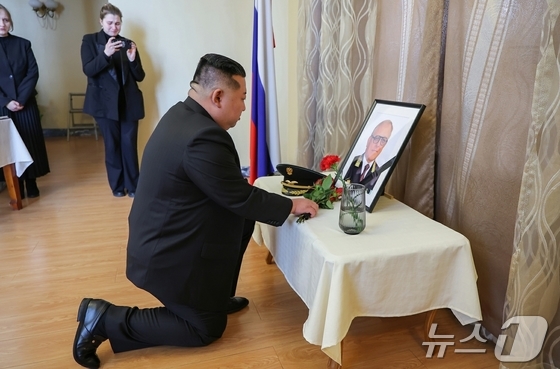 The Rodong Sinmun, the official newspaper of North Korea\'s Workers\' Party, reported on Thursday that Kim Jong Un, the party\'s general secretary, paid a condolence visit to the Russian Embassy on the 10th regarding the death of Alexander Matsegora, the Russian ambassador to North Korea / Rodong Sinmun