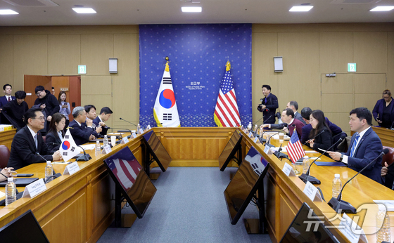 On Tuesday morning, Kevin Kim, Chargé d\'Affaires of the U.S. Embassy in Seoul, and Jeong Yeon-doo, Director-General of the Foreign Ministry\'s Strategic Information Bureau, attended the Follow-up Consultation on the Joint Fact Sheet from the U.S.-South Korea Summit held at the Ministry of Foreign Affairs in Jongno-gu, Seoul / News1