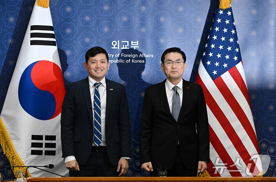 Jeong Yeon-du, Director of the Foreign Strategy and Intelligence Headquarters (right), and Kevin Kim, Chargé d\'Affaires of the U.S. Embassy, pose for a commemorative photo prior to the Follow-up Consultation on the Joint Fact Sheet from the U.S.-South Korea Summit held at the Ministry of Foreign Affairs building in Jongno-gu, Seoul, on Tuesday morning. 2025.12.16 / News1