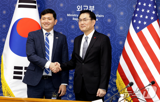 On Tuesday morning, Jeong Yeon-du, Director of the Foreign Strategy and Intelligence Bureau (right), and Kevin Kim, Chargé d\'Affaires of the U.S. Embassy in South Korea, pose for a commemorative photo after attending the Follow-up Consultations on the Joint Fact Sheet from the Korea-U.S. Summit held at the Ministry of Foreign Affairs building in Jongno-gu, Seoul. 2025.12.16 / News1