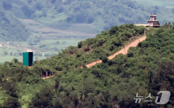  A loudspeaker aimed at the South is placed at a North Korean guard post along the Imjin River, as seen from the border area in Paju City, Gyeonggi Province. 2025.8.10 / News1