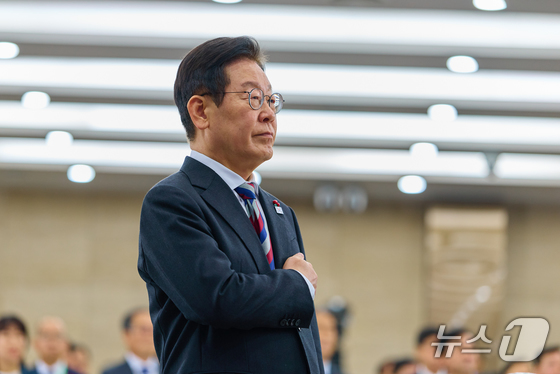 President Lee Jae Myung performs the national salute during a briefing on the operations of the Ministry of National Defense and the Ministry of Patriots and Veterans Affairs held at the Ministry of National Defense in Yongsan-gu, Seoul, on December 18 (Provided by the Presidential Office) 2025.12.18 / News1