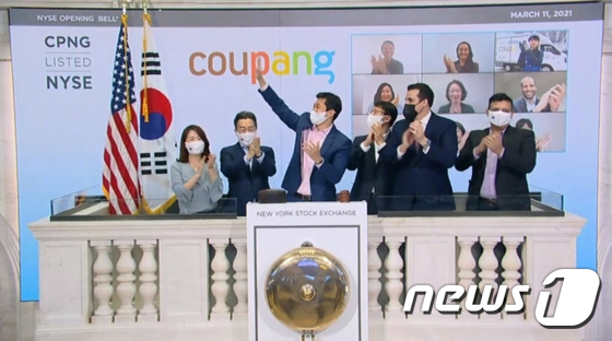 On April 11, 2021, at the New York Stock Exchange in the United States, Coupang Chairman of the Board Kim Beom-seok (third from left in the photo) and other Coupang executives participate in a celebratory ceremony during the company\'s listing commemoration event (Provided by Coupang) 2021.3.12 / News1