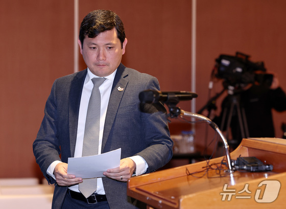 Kevin Kim, Chargé d\'Affaires of the U.S. Embassy in South Korea, takes the podium to deliver a keynote address at the inaugural Korea-U.S. Diplomatic Forum commemorating the founding of the Korea-U.S. Parliamentary Alliance, held at the Lotte Hotel in Jung-gu, Seoul, on the afternoon of November 20. 2025.11.20 / News1