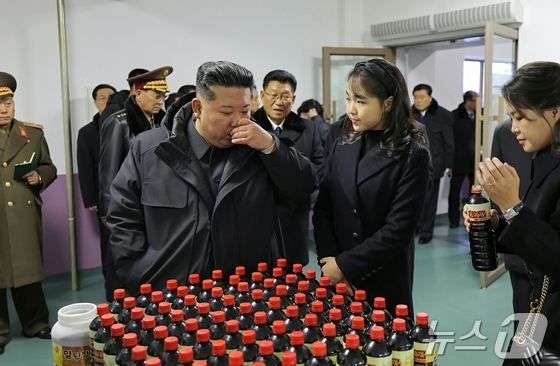 Kim Jong Un, General Secretary of the Workers\' Party of Korea, and his daughter Ju-ae / Rodong Sinmun