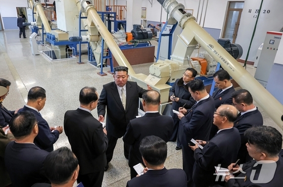  The Rodong Sinmun, the official newspaper of North Korea\'s Workers\' Party, reported on Monday that Kim Jong Un, General Secretary of the Workers\' Party of Korea, attended the completion ceremony for a paper mill constructed in Unsan County, South Pyongan Province the previous day. The newspaper stated that Ri Il Hwan, a Party secretary, delivered the completion speech, and that officials from South Pyongan Province and Unsan County, workers, and scientists and technicians from the State Academy of Sciences participated / Rodong Sinmun