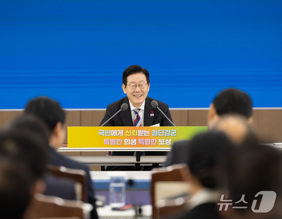  President Lee Jae Myung smiles while attending a briefing on the operations of the Ministry of National Defense and the Ministry of Patriots and Veterans Affairs held at the Ministry of National Defense in Yongsan-gu, Seoul, on December 18 (Provided by the Presidential Office) 2025.12.18 / News1