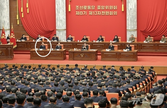  Ri Il-hwan, Propaganda Secretary of the Workers\' Party of Korea (in the white circle), made his first public appearance in a year. Photos published by the Rodong Sinmun on Wednesday show Secretary Ri attending the Year-End Plenary Meeting that began the previous day, seated in the front row of the presidium alongside Kim Jong Un, the Party\'s General Secretary / Rodong Sinmun