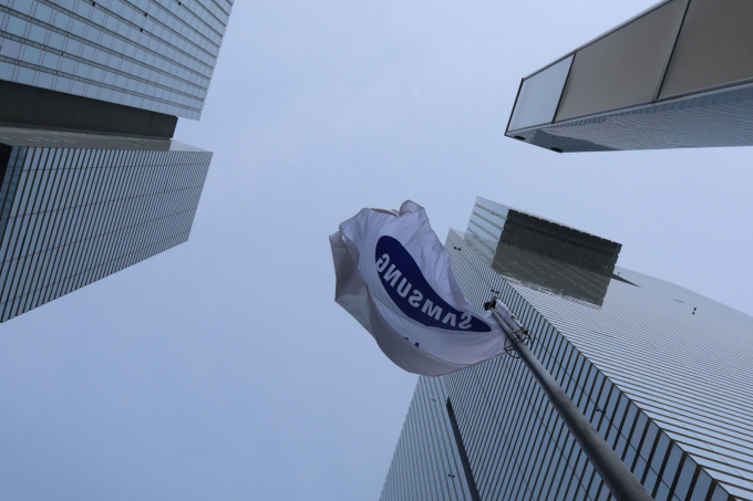 삼성전자가 독일의 프리미엄 완성차 브랜드 BMW의 차량용 반도체 공급 파트너 자리를 꿰찼다. 사진은 30일 서울 삼성전자 서초사옥의 깃발이 펄럭이고 있는 모습. /사진=뉴시스