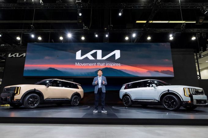 현대차와 기아가 올해 미국 시장에서 하이브리드차 판매 확대에 힘입어 사상 최대 실적을 기록할 전망이다. 지난 11월 '2025 LA 오토쇼'에서 신형 텔루라이드에 대해 설명하고 있는 윤승규 기아 북미권역본부장 부사장의 모습. /사진=기아